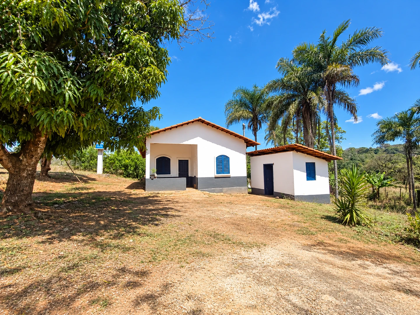 SÍTIO À VENDA – 24.000 M² | ESTRUTURA RURAL COMPLETA, POÇO ARTESIANO E EXCELENTE LOCALIZAÇÃO