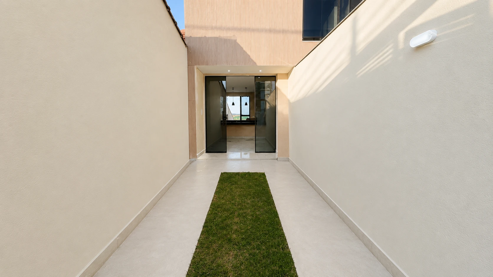 CASA COM ÁREA PRIVATIVA A VENDA | 120 m² | 3 QUARTOS | SUÍTE | SANTA LÚCIA/BETIM